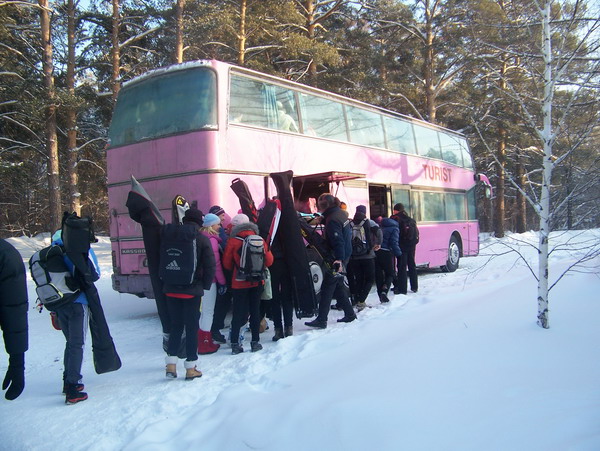 Участники загружаются в автобус.