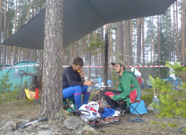 Питерские многодневки. Костик и Антось под тентом ибо мокро вокруг.