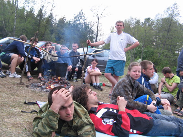 Майская, первые тёплые деньки. Греем кости: кто под солнцем, кто у костра.